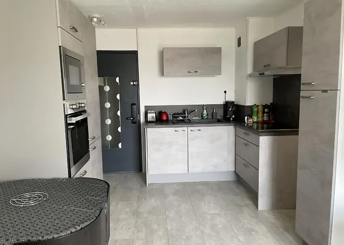 Bormes-Les-Mimosas - Appart 25M2 Avec Balcon - 4P